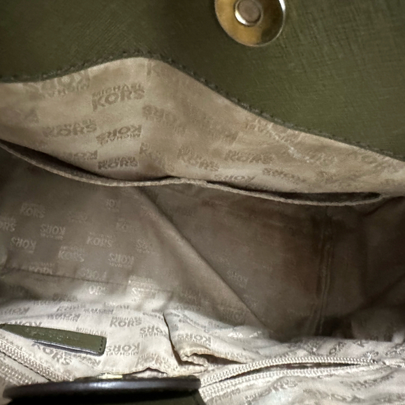 Michael Kors Tote Gold Hardware - Picture 6 of 11